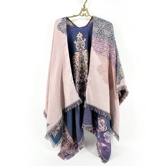 LAST ONE🌺Medallion Cozy Poncho in Lilac - Picture 4 of 7